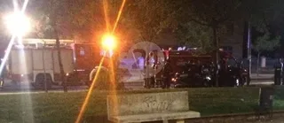 Cinco jóvenes heridos al empotrar su coche contra un árbol frente a la Policía Local