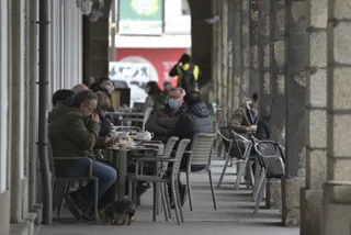 Sanidad notifica 6.255 nuevos casos en España, un aumento frente a la semana pasada, aunque la incidencia baja a 132
