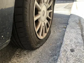 Ruedas pinchadas en el barrio Vidal
