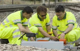 Trabajadores operarios arreglos mantenimiento vía. Imagen de archivo. ADIF