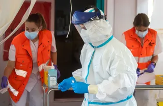 Sanitarios hacen pruebas de PCR en el parking del Centro de Salud de Ciudad Rodrigo. | ICAL