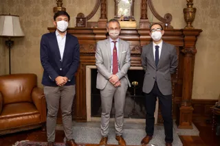 El rector de la Universidad de Salamanca, Ricardo Rivero, recibe a David Serrada y Fran Díaz, parlamentarios socialistas