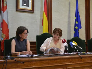 La ex alcaldesa de Béjar, Elena Martín, y la portavoz del Grupo Municipal Ciudadanos (Cs), Francisca Andrés