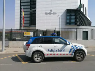 Policía Local de Villamayor junto al cuartel de la Guardia Civil 