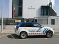 Policía Local de Villamayor junto al cuartel de la Guardia Civil