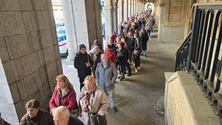 Colas interminables en Gran Vía por el reparto gratuito de fresas en Salamanca | Andrea Mateos