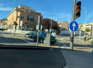 Un turismo se sale de la vía en Salamanca y se estampa contra un cuadro eléctrico en el Teso de la Feria