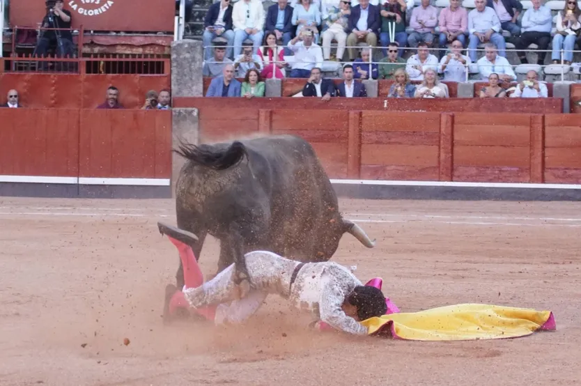 Secuencia del percance de Damián Castaño en la portagayola con el cuarto Vellosino