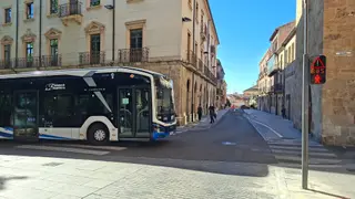 Un sistema de cámaras y luces protege a los salmantinos durante el giro de los autobuses en la plaza de Colón