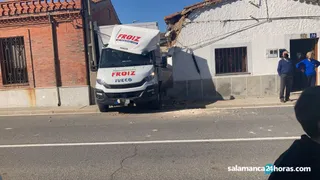 VÍDEO | Un camión de reparto de un supermercado se queda atascado en una calle de Calvarrasa de Abajo y se lleva parte de una pared y el tendido eléctrico