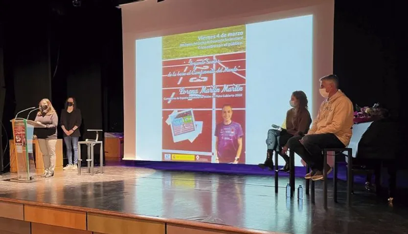 Acto público con la atleta peñarandina Lorena Martín en el Centro de Desarrollo Sociocultural