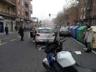 Un varón herido en una colisión entre dos turismos en la avenida de Filiberto Villalobos
