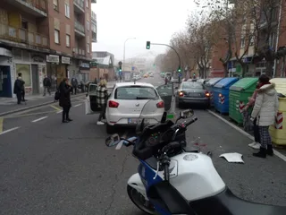 Un varón herido en una colisión entre dos turismos en la avenida de Filiberto Villalobos