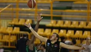 César Yáñez, en un salto inicial | FOTO SALAMANCA24HORAS.COM