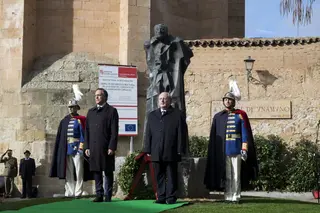 Enrique Cabero realiza la ofrenda floral a Unamuno. Foto ICAL