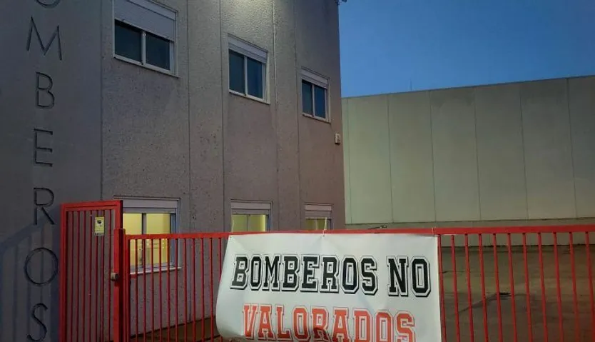 Pancartas de protesta en el parque de bomberos de Villares (5)
