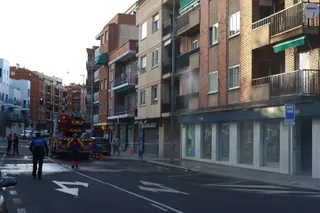 Incendio de una vivienda en un bloque de pisos en la carretera Ledesma | Mateo G. J.