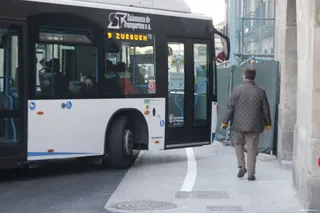 VÍDEO | Vallas de obra, marcas viales que se ensanchan y ruedas de bus que siguen subiéndose a la acera en Juan de la Fuente