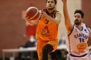 El CD Carbajosa Basket cae ante Clavijo CB y se mete en problemas
