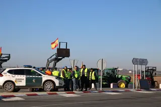 Huelga de agricultores y ganaderos en el acceso a la base aérea de Matacán, lugar donde se va a construir la nueva rotonda