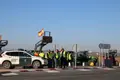 Huelga de agricultores y ganaderos en el acceso a la base aérea de Matacán, lugar donde se va a construir la nueva rotonda