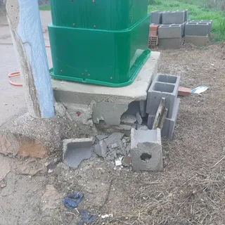 Destrozos en el mobiliario urbano de Canillas de Abajo