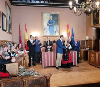 Marcos Iglesias entrega el bastón de mando a las águedas de Ciudad Rodrigo