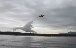 Un avión 'apagafuegos' del Ejército del Aire descargando agua. Foto EP