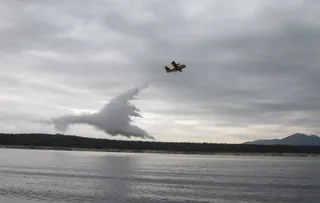 Un avión 'apagafuegos' del Ejército del Aire descargando agua. Foto EP