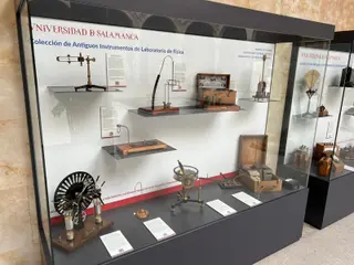 Colección del Laboratorio de Físicas en el Claustro del Edificio Trilingüe de la Facultad de Ciencias | Salamanca24horas