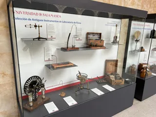 Colección del Laboratorio de Física en el Claustro del Edificio Trilingüe de la Facultad de Ciencias | Salamanca24horas