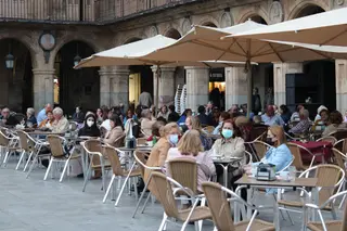 Gente, otoño, terraza, plaza mayor