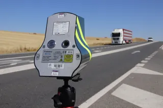 Radar de la guardia civil de tráfico en una carretera de Salamanca. Foto de archivo