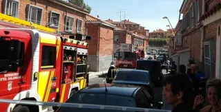 Dos intoxicados por humo en un incendio en una vivienda de la calle Sierra de Béjar
