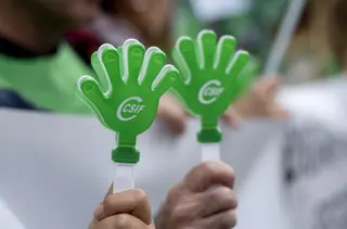 Aplaudidores en forma de mano con el logo del CSIF - Alberto Ortega - Europa Press - Archivo