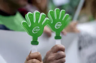 Aplaudidores en forma de mano con el logo del CSIF - Alberto Ortega - Europa Press - Archivo