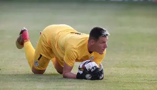 Javi Benítez atrapa en un balón en el Helmántico / FOTO SALAMANCA24HORAS.COM