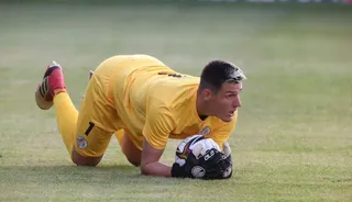 Javi Benítez atrapa en un balón en el Helmántico / FOTO SALAMANCA24HORAS.COM