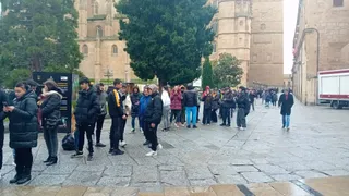 Aficionados haciendo cola para conseguir los abonos. Foto María M