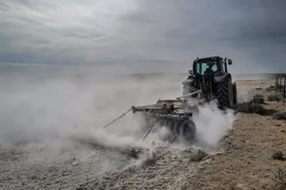 Tractor arando en tierras afectadas por la sequía. Foto EP