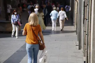 Gente paseando por la plaza del Liceo en Verano