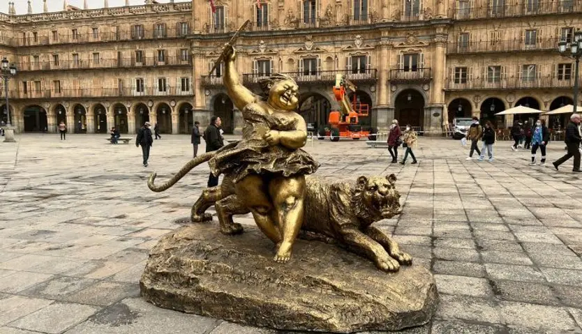 La estatua de Xu HongFei situada en la Plaza Mayor vuelve a lucir el abanico y la estrella robadas
