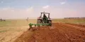 Tractor trabajando en el campo. ARCHIVO 