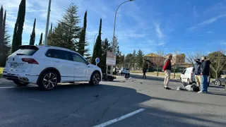 Accidente entre un turismo y una moto en la avenida de San Agustín