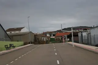 Calle del colegio en Aldeatejada. Foto de archivo