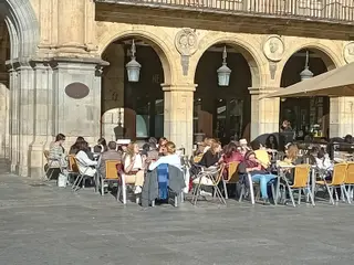 Gente en las terrazas de la Plaza Mayor de Salamanca al sol disfrutando del buen tiempo | Imagen de archivo Salamanca24horas