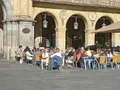 Gente en las terrazas de la Plaza Mayor de Salamanca al sol disfrutando del buen tiempo | Imagen de archivo Salamanca24horas