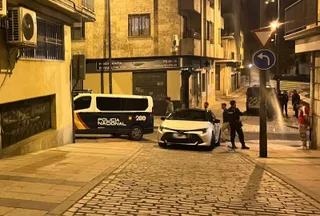 Policía Local y Nacional en la calle de Bretón