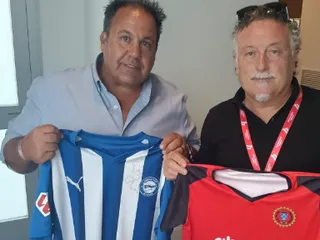 David Pérez, se ha reunido con Abel Ruiz, representante del Club Deportivo Alavés visitando las instalaciones de la Ciudad Deportiva José Luis Compañón