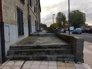 Situación en la que está el pavimento de la calle Ribera del Puente de Salamanca